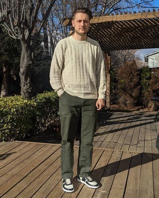 С чем носить бежевый свитер с круглым вырезом мужчине