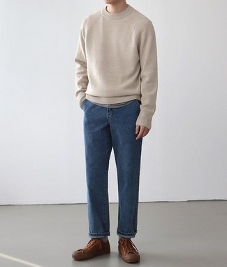 С чем носить бежевый свитер с круглым вырезом мужчине