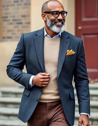 С чем носить бежевый свитер с круглым вырезом мужчине