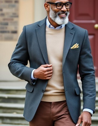 С чем носить бежевый свитер с круглым вырезом мужчине