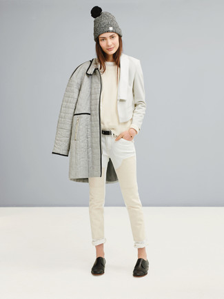 С чем носить бежевый свитер с круглым вырезом женщине