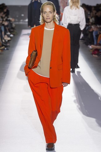 С чем носить бежевый свитер с круглым вырезом женщине