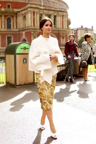 С чем носить бежевый свитер с круглым вырезом женщине