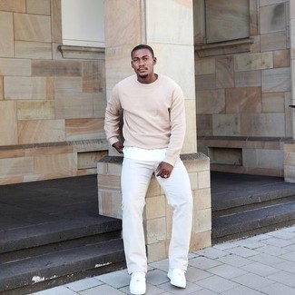 С чем носить бежевый свитер с круглым вырезом мужчине