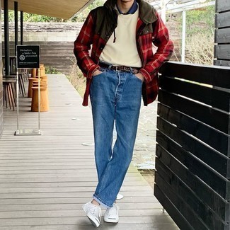 С чем носить бежевый свитер с круглым вырезом мужчине