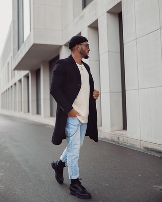 С чем носить бежевый свитер с круглым вырезом мужчине