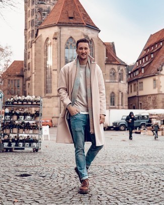 С чем носить бежевый свитер с круглым вырезом мужчине