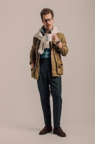 С чем носить бежевый свитер с круглым вырезом мужчине