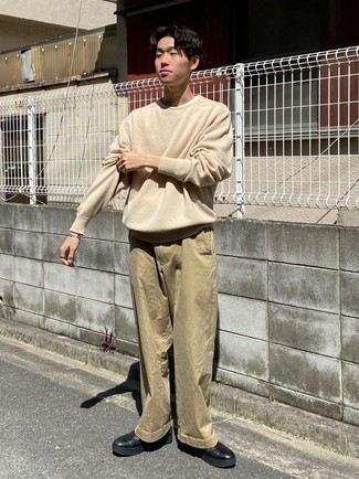 С чем носить бежевый свитер с круглым вырезом мужчине