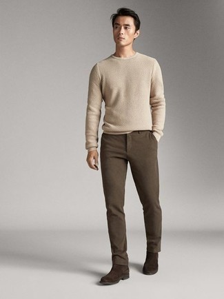 С чем носить бежевый свитер с круглым вырезом мужчине