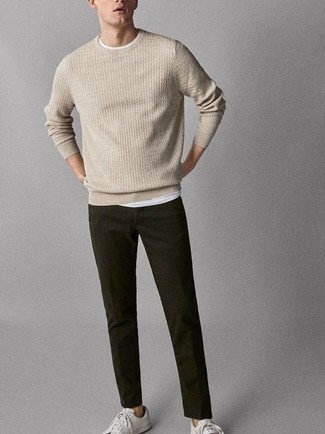 С чем носить бежевый свитер с круглым вырезом мужчине