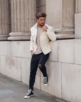 С чем носить бежевый свитер с круглым вырезом мужчине