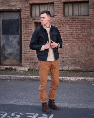 С чем носить бежевый свитер с круглым вырезом мужчине