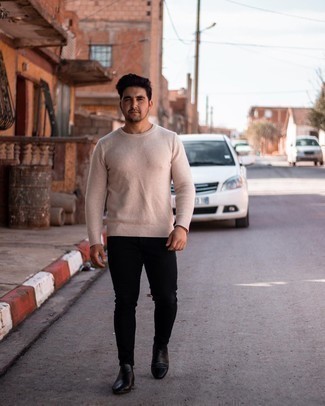 С чем носить бежевый свитер с круглым вырезом мужчине