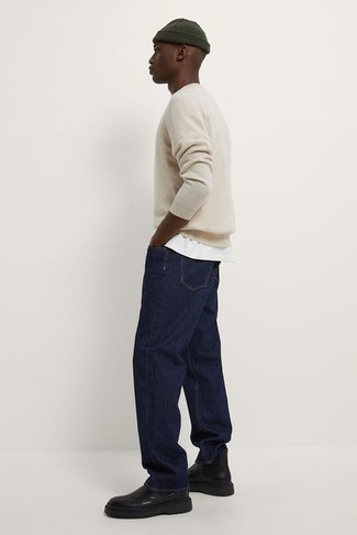 С чем носить бежевый свитер с круглым вырезом мужчине