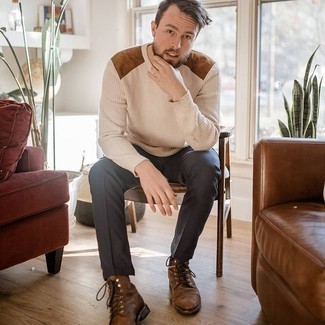 С чем носить бежевый свитер с круглым вырезом мужчине