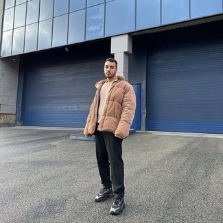 С чем носить бежевый свитер с круглым вырезом мужчине