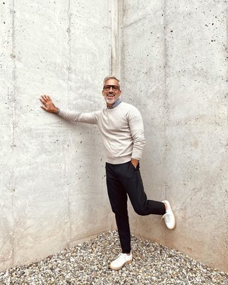 С чем носить бежевый свитер с круглым вырезом мужчине