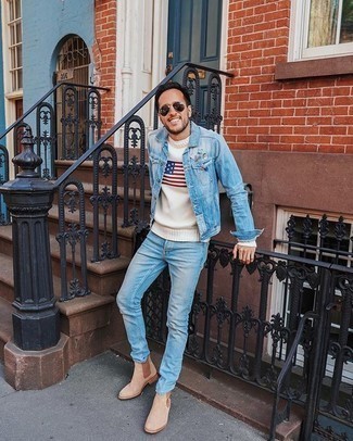 Как носить бежевый свитер с круглым вырезом с голубой джинсовой курткой мужчине