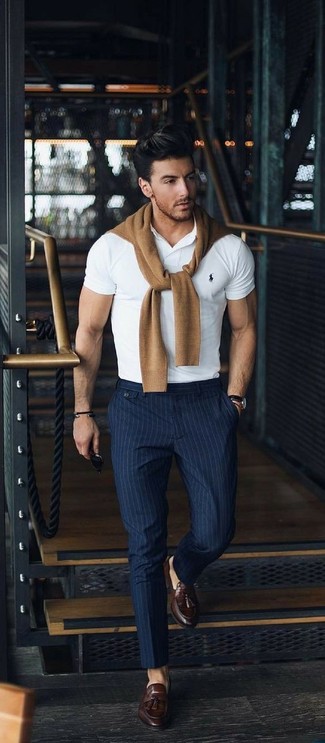 Какие лоферы носить с бежевым свитером с круглым вырезом мужчине