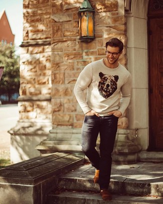 Какие лоферы носить с бежевым свитером с круглым вырезом мужчине