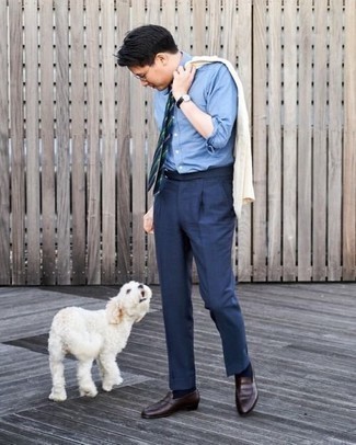 Какие лоферы носить с бежевым свитером с круглым вырезом мужчине