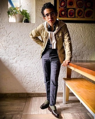 Какие лоферы носить с бежевым свитером с круглым вырезом мужчине