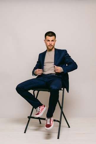 Как носить бежевый свитер с круглым вырезом с темно-синим костюмом