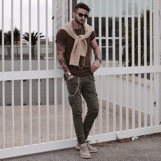 Как носить бежевый свитер с круглым вырезом с оливковыми брюками карго