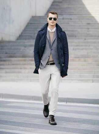 Какие дождевики носить с бежевым свитером с круглым вырезом мужчине