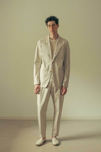 Как носить бежевый свитер с круглым вырезом с светло-коричневым костюмом