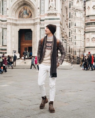 Как носить бежевый свитер с круглым вырезом с белыми джинсами мужчине