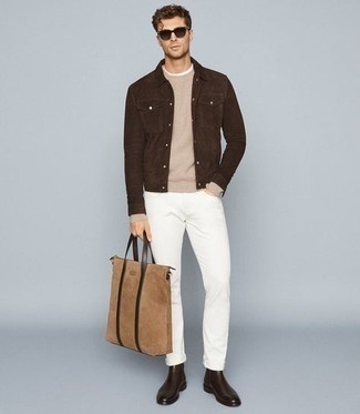 Как носить бежевый свитер с круглым вырезом с белыми джинсами мужчине