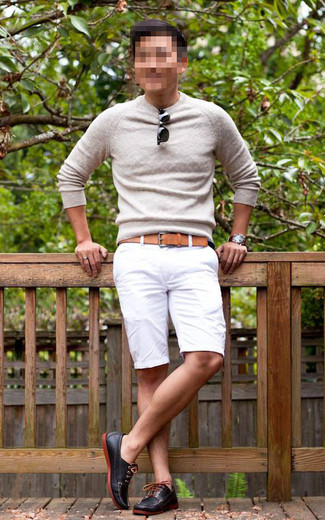 Как носить бежевый свитер с круглым вырезом с белыми шортами мужчине