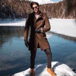 Какие рабочие ботинки носить с бежевым свитером с круглым вырезом мужчине