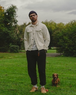 Какие кроссовки носить с бежевой джинсовой курткой мужчине