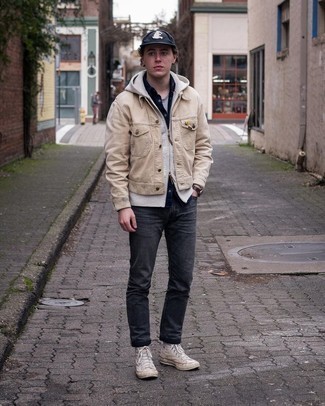 Как носить бежевую джинсовую куртку с темно-серыми джинсами мужчине