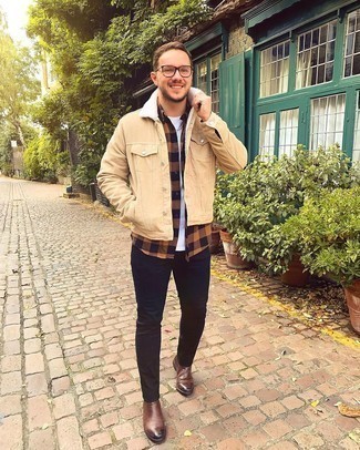 Какие ботинки челси носить с бежевой джинсовой курткой мужчине