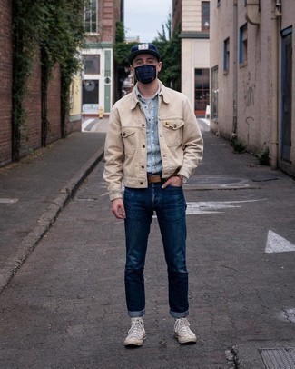 Какие джинсы носить с бежевой джинсовой курткой мужчине