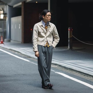 С чем носить бежевую джинсовую куртку мужчине