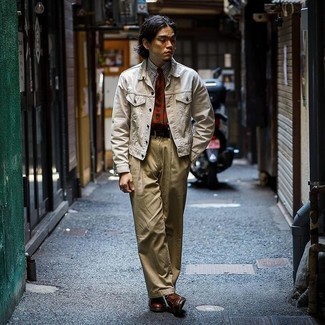 С чем носить бежевую джинсовую куртку мужчине