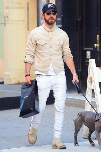 С чем носить бежевую джинсовую куртку мужчине