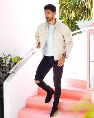 С чем носить бежевую джинсовую куртку мужчине