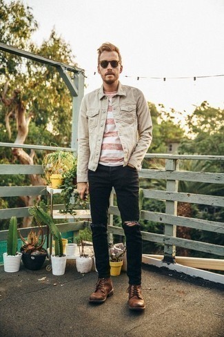 С чем носить бежевую джинсовую куртку мужчине