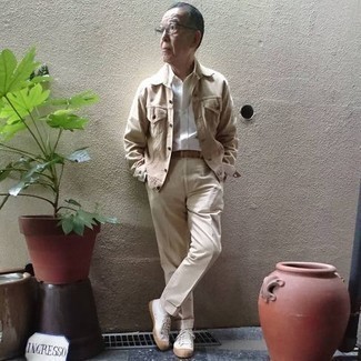 С чем носить бежевую джинсовую куртку мужчине