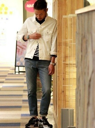 Как носить бежевую джинсовую куртку с темно-синими джинсами мужчине