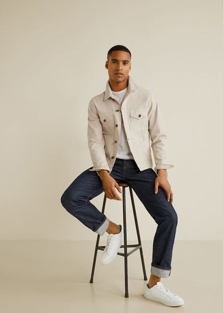 Как носить бежевую джинсовую куртку с темно-синими джинсами мужчине