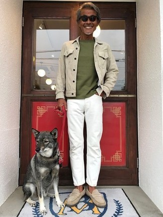 Как носить бежевую джинсовую куртку с белыми джинсами мужчине