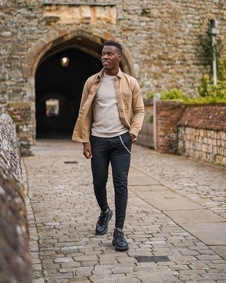 С чем носить бежевую джинсовую рубашку мужчине