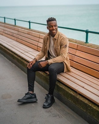 С чем носить бежевую джинсовую рубашку мужчине